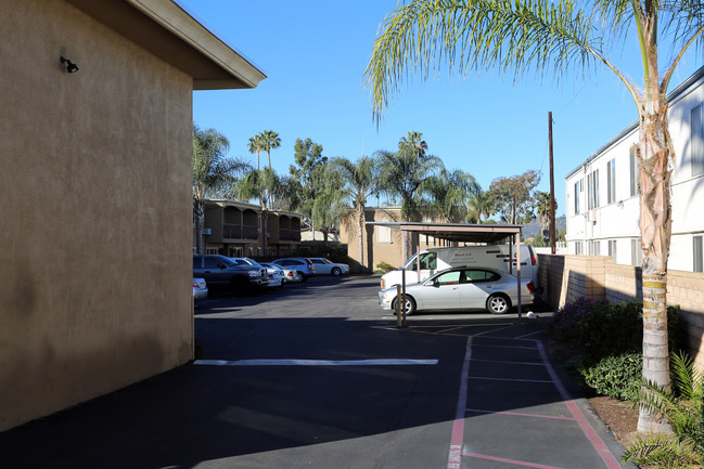 The Willows in El Cajon, CA - Foto de edificio - Building Photo