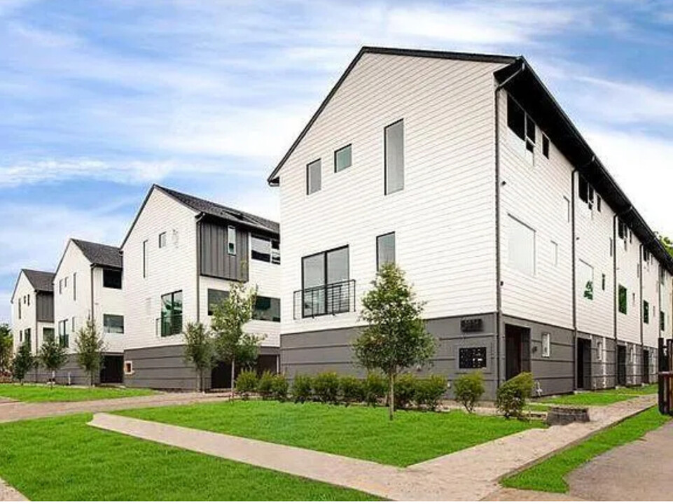 5026 Bryan St in Dallas, TX - Building Photo