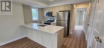 410 Northfield Dr W in Waterloo, ON - Building Photo - Building Photo