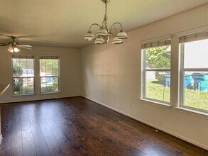 605 Wades Way in Navasota, TX - Building Photo - Building Photo