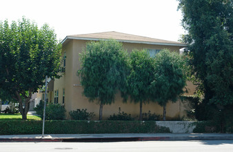 4564 Hazeltine Ave in Sherman Oaks, CA - Building Photo - Building Photo