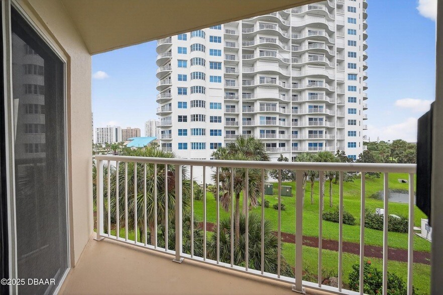 3 Oceans W Blvd, Unit 4C4 in Daytona Beach, FL - Building Photo