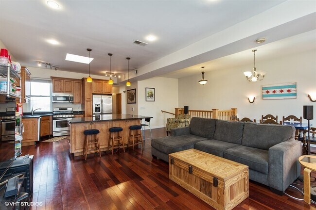 665 W Cornelia Ave-Unit -PH in Chicago, IL - Building Photo - Building Photo