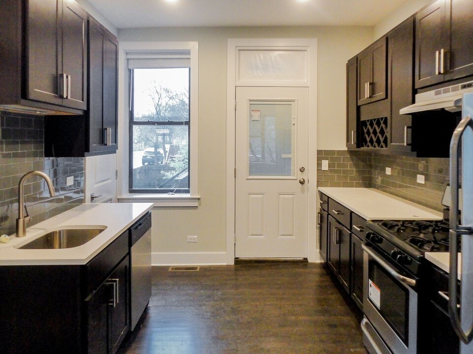 1946 W Nelson St, Unit 1946-2W in Chicago, IL - Building Photo
