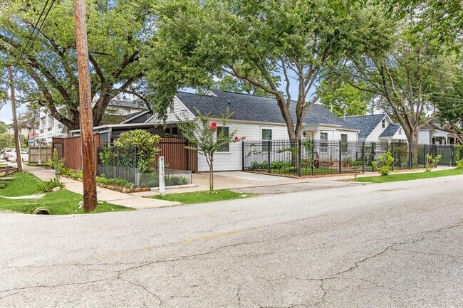 911 W 14th St in Houston, TX - Building Photo - Building Photo
