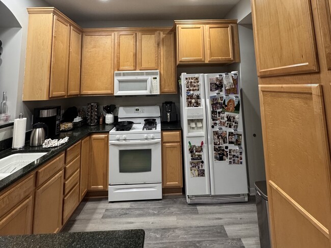 11216 Kinsley St in Eden Prairie, MN - Foto de edificio - Building Photo
