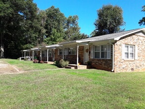 914 S Main St, Unit Apartment in Belmont, NC - Building Photo - Building Photo