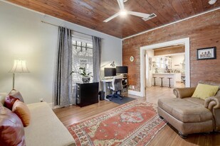 2504 E Cesar Chavez St in Austin, TX - Building Photo