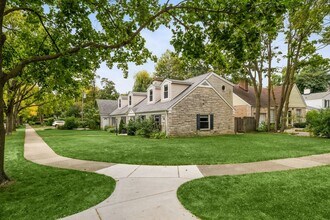 930 Harvard Ct in Highland Park, IL - Building Photo - Building Photo