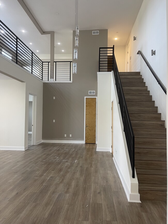 395 E 4th St, Unit 5 in Long Beach, CA - Foto de edificio - Building Photo