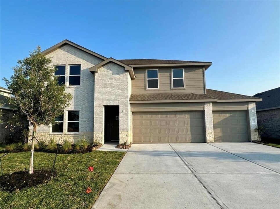 807 Brazos Trl in Dayton, TX - Building Photo