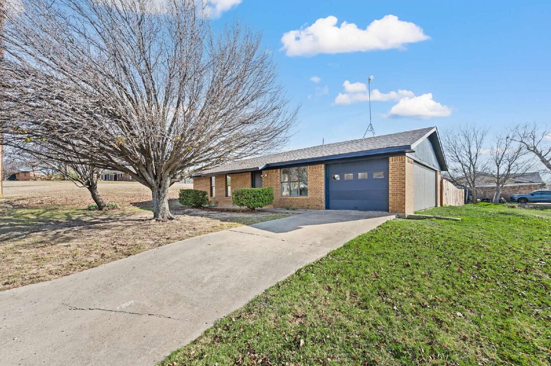 201 Oakdale Dr in Fort Worth, TX - Building Photo