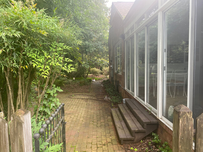 Room in House on Woodvale Dr in Greensboro, NC - Building Photo - Building Photo
