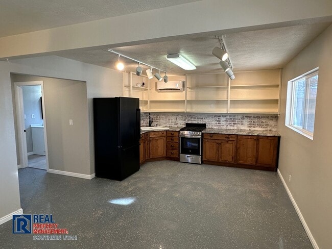 102 N Main St in Veyo, UT - Building Photo - Building Photo