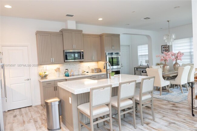 11826 SW 13th Ct in Pembroke Pines, FL - Building Photo - Building Photo