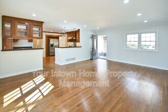 317 Eureka Dr NE in Atlanta, GA - Building Photo - Building Photo