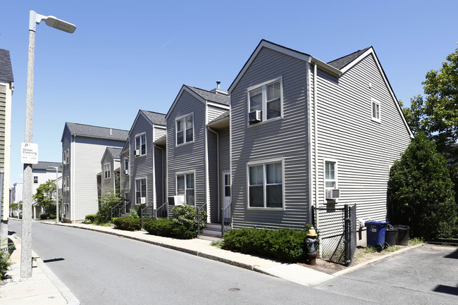 Father Walter J Martin Coop Homes in South Boston, MA - Foto de edificio - Building Photo