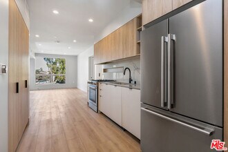 12431 Rochester Ave in Los Angeles, CA - Foto de edificio - Building Photo