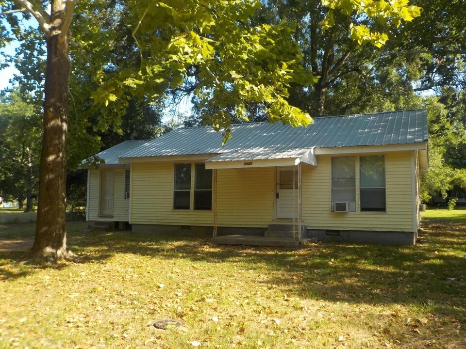 3420 Tyler St in Texarkana, TX - Building Photo