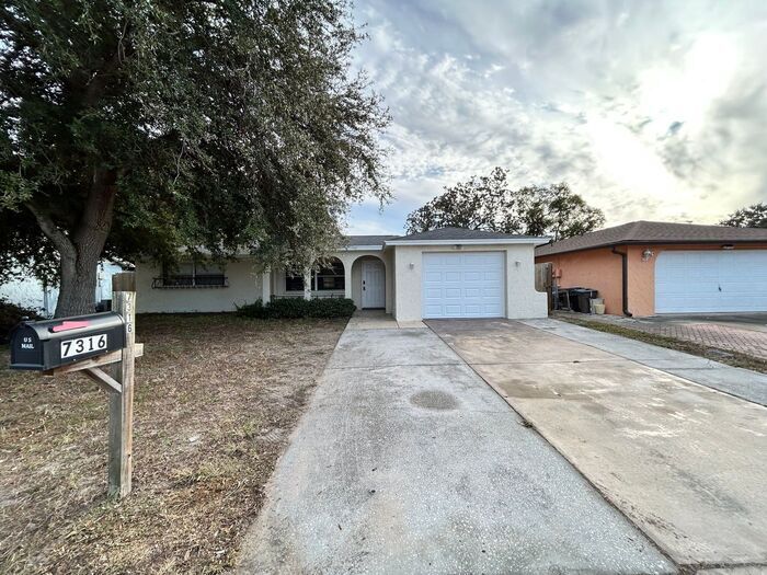 7316 Nova Scotia Dr in Port Richey, FL - Foto de edificio