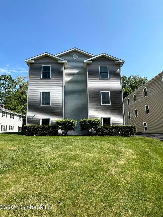 94 Hackett Blvd in Albany, NY - Building Photo - Building Photo