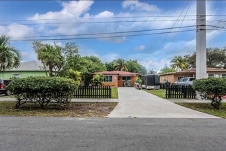 124 NW 6th Ave in Hallandale Beach, FL - Foto de edificio - Building Photo
