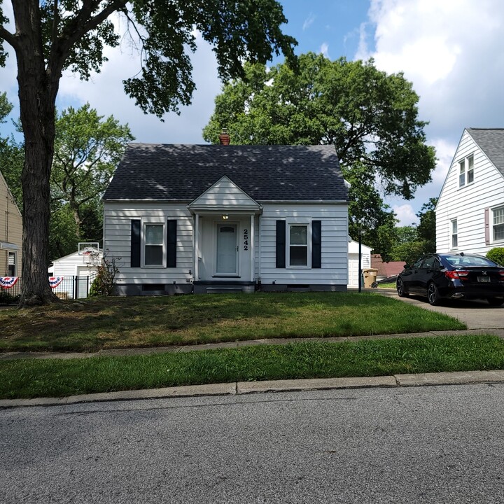 2542 23rd St in Cuyahoga Falls, OH - Building Photo