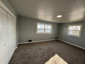 2400 N 7th St in Bismarck, ND - Foto de edificio - Building Photo