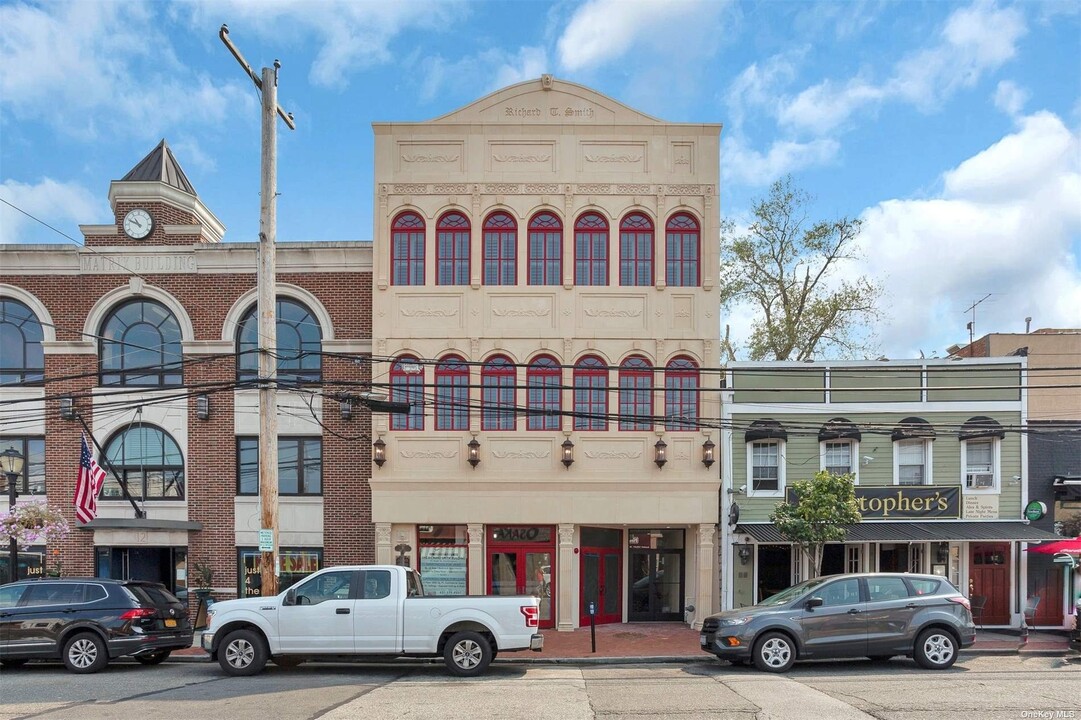 10 Wall St, Unit 2A in Huntington, NY - Building Photo