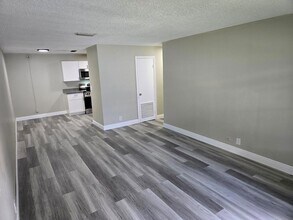 8601 NW 35th St, Unit 9 in Coral Springs, FL - Building Photo - Building Photo