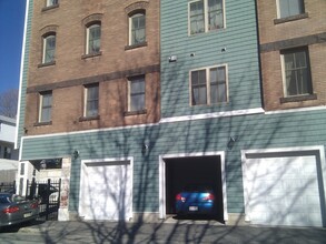 257 Pleasant St, Unit 3 in Worcester, MA - Foto de edificio - Building Photo