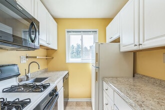 9734 Glen Ave, Unit 202 in Silver Spring, MD - Building Photo - Building Photo