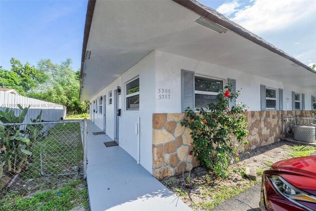 5305 NW 18th St in Lauderhill, FL - Foto de edificio - Building Photo