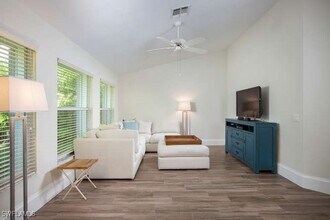 22199 Seashore Cir in Estero, FL - Foto de edificio - Building Photo
