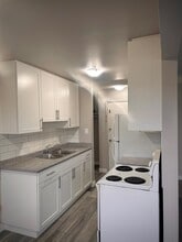 Leslie Ann Manor in Edmonton, AB - Building Photo - Building Photo