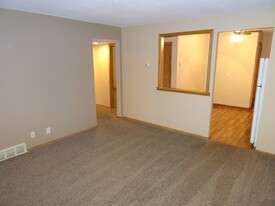 8996 Jackson Avenue, Unit D in Lexington, MN - Foto de edificio - Building Photo