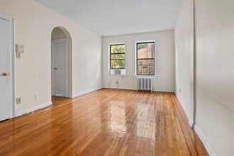 821 Bergen Ave in Jersey City, NJ - Foto de edificio - Building Photo