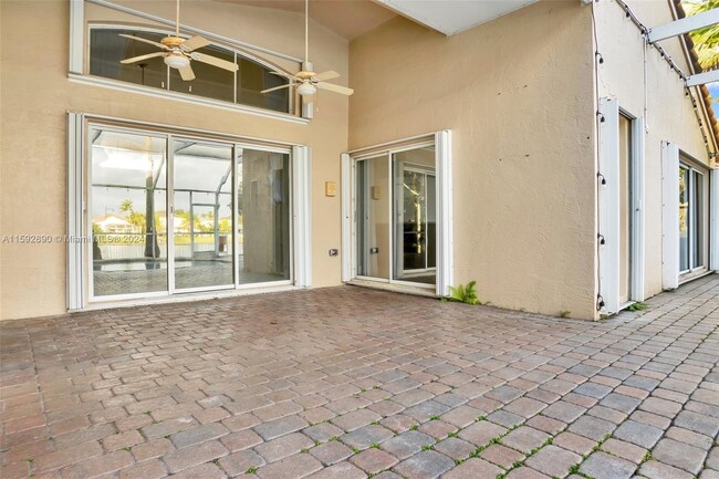 1553 SW 189th Ave in Pembroke Pines, FL - Foto de edificio - Building Photo