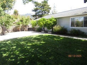 1257 St Francis Rd in Santa Rosa, CA - Foto de edificio - Building Photo