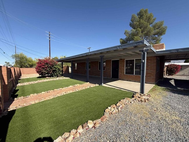 6899 E Broadway Blvd in Tucson, AZ - Building Photo - Building Photo