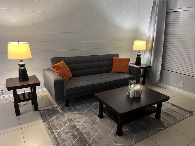 625 S Royal Crest Cir, Unit 16 in Las Vegas, NV - Building Photo - Building Photo