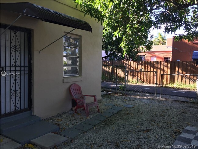 557 NW 44th St-Unit -Rear in Miami, FL - Building Photo - Building Photo