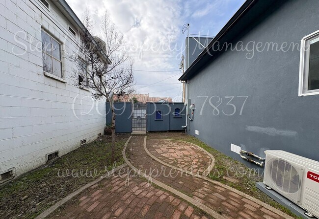 18669 Pine St in Tuolumne, CA - Foto de edificio - Building Photo