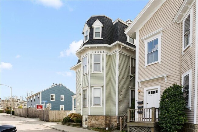 109 Church St-Unit -1 in Newport, RI - Foto de edificio - Building Photo