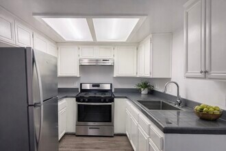 Crown Ridge Apartments in Torrance, CA - Foto de edificio - Building Photo