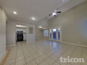 2455 E Broadway Rd in Mesa, AZ - Foto de edificio - Building Photo