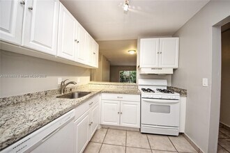 6886 N Kendall Dr in Pinecrest, FL - Building Photo - Building Photo