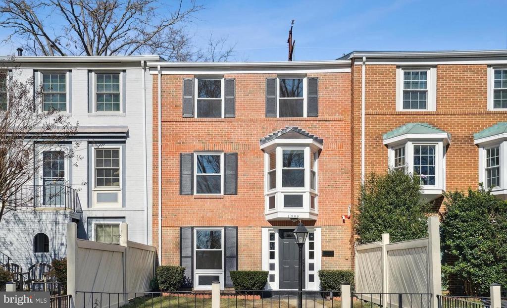 7900 Central Park Cir in Alexandria, VA - Building Photo