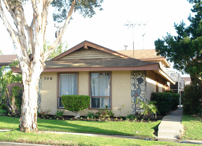 706 James St in Costa Mesa, CA - Foto de edificio - Building Photo