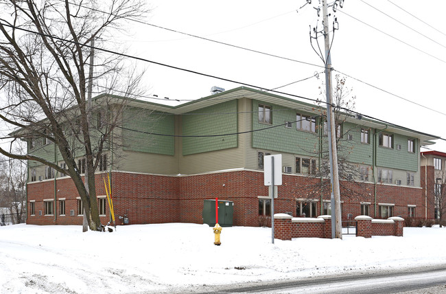 Roselawn Village Apartments in Roseville, MN - Foto de edificio - Building Photo